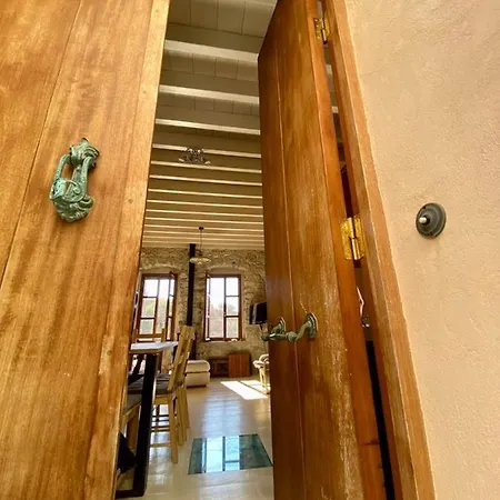 Monastery View House Vakantiehuis Mandrákion